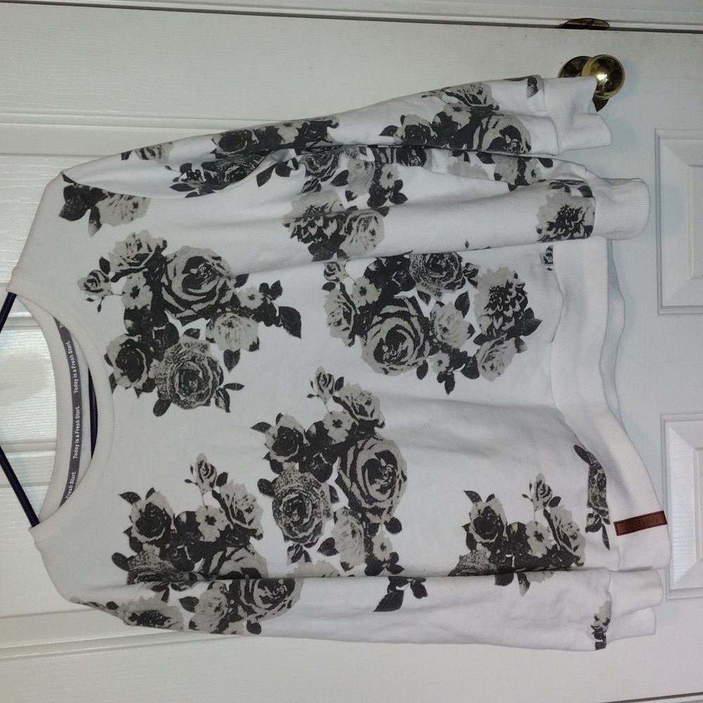 Ampersand Ave White Crew neck sweatshirt with black rose print